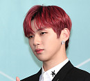 [BZ포토] 워너워 강다니엘, 아무나 소화할 수 없는 꽃 귀걸이