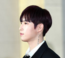 [BZ포토] 워너원 김재환, 눈에 띄는 레터링 타투