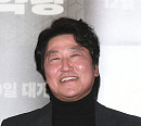 [BZ포토] 송강호, 의상 질문에 함박웃음