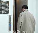 [BZ포토] 법정으로 향하는 '횡령 및 사기혐의' 왕진진(전준주)