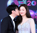 [BZ포토] 최민환-율희, 달달하게 볼에 입맞춤