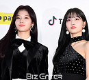[BZ포토] 트와이스 사나-모모, '소리없는 미모 대결'