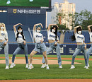 에버글로우, NC파크 중심에서 '집행검' 들다…승리 기운 전달 '완료'