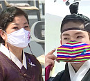 조권, 박술녀 한복 패션쇼 핵심 모델…1억 한복+수제 색동 마스크 공개