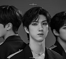 JUST B(저스트비), 흑백 뚫는 시크 카리스마 '압도적 비주얼'