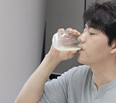 배우 김승수 나이 51세에 새 집에서 맛보는 홈메이드 막걸리