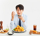 '먹방 장인' 윤두준, 치킨 브랜드 모델 발탁