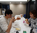 배구선수 김희진, 숙소에서 즐기는 고칼로리 토스트…이인희 구단 매니저와 함께