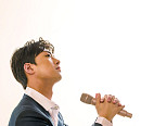 이찬원, 첫 미니앨범 '..선물' 발매…타이틀곡 '힘을 내세요'