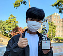 [비즈★SNS] 임영웅, 30주 연속 1위 기념…트로피 들고 찰칵