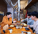권율, 이하늬 매니저와 북해도식 카레 먹방→영화 '경관의 피' 조진웅과 고기가게 방문…안심 구이ㆍ명란 뚝배기ㆍ멸치국수 폭풍 흡입