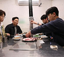 '전참시' 윤박, 집 앞 돼지 생갈비 맛집서 '가수' 이승윤&'웅남이' 감독 박성광과 먹방 "고수쌈 강추"