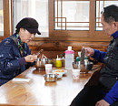 고두심ㆍ박상면, 나이 초월한 우정…철원 메밀막국수 맛집ㆍ주상절리 잔도길ㆍ평화의종 방문
