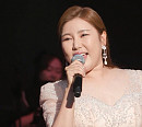 송가인, 아버지+엄마→오빠 콘서트장 출동…팬클럽 '어게인' 부모님께 환호 "슈퍼스타 급 인기"