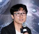 '오징어게임' 황동혁 감독, 에미상 감독상 수상…비영어권 최초