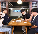 '금수저' 육성재, 경주 황리단길 맛집 먹방(ft. 정채연)