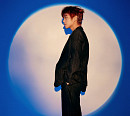 박지훈, 보름달 배경 속 몽환 매력