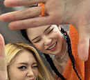 알렉사, 가상 인간 로지와 'WE LIVE'서 뜻깊은 만남 '기대 UP'