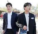 '사장님귀' 이찬원, '햄버거 사장' 김병현과 과거 연봉ㆍ계약금ㆍ우승 반지 받은 애리조나 홈 구장 방문