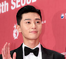 박서준, 머리띠 논란에 직접 해명 "스프레이로 헤어스타일 고정…두피 아파"