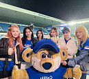 스테이씨, '레인저스 FC' 홈구장 초청에 화답…스코틀랜드 현지 팬들과 특별한 첫 만남