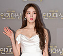 이성경, '독거노인종합지원센터'에 5천만 원 기부 "존경과 사랑 전하고 파"