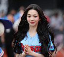 에스파 카리나, 시구 사직구장 빛냈다…롯데 자이언츠 승리 요정