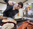 ‘편스토랑’ 류수영, 크림떡볶이X무침만두 레시피 공개