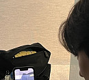 변우석, 공식 굿즈 우체통 키링 촬영에 집중…인스타그램 스토리 공개