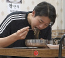 '나혼자산다' 펜싱 오상욱, 대전 냉면 맛집→형 동생과 대천 조개구이 가게 방문…먹방 모델급 활약