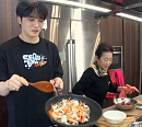 ‘편스토랑’ 김재중 어머니와 떡볶이 대결…들기름 깍두기 볶음밥 & 갈비탕 레시피 공개