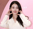 아이유, 포토월을 화보로 만드는 아이콘급 비주얼