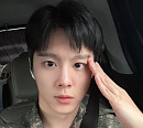 김우석, 군대 전역…군악대 동료들과 작별 인사