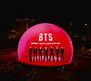 방탄소년단, 라스베이거스 붉게 물들였다…스피어 외벽에 청사초롱