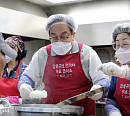 학교안전공제중앙회, 탑골공원 어르신 무료 배식 봉사…정훈 이사장 "사회적 책임 적극 실천"