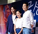 [BZ포토] 전도연, 左 박성웅 右 김남길에 잇몸 미소 만개