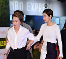 [BZ포토] 윤여정-김고은, 손 꼭 잡은 훈훈한 할망 케미