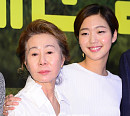 [BZ포토] 윤여정-김고은, 미모의 할머니와 손녀