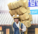 [BZ포토] 고주원, 자기 몸만한 지게 짊어지고