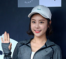 [BZ포토] 걸스데이 소진, 궂은 날씨 이기는 상큼한 손인사