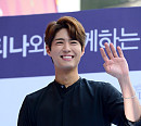[BZ포토] 박보검, 명동 들썩이게 만든 깜찍한 손인사