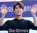 [BZ포토] 박보검, 팔랑팔랑 손인사
