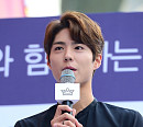 [BZ포토] 박보검, 반전 매력 느껴지는 남자다운 손