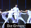 [BZ포토] 몬스타엑스 형원, 내 주위로 다 모여!
