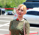 [BZ포토] 아나운서 정인영, 목에 꽃 달았어요~