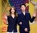 [BZ포토] 이청아-류준열, 시크한 네이비 커플룩