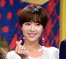 [BZ포토] 황정음, 남편에게 보내는 손가락 하트