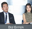 [BZ포토] 하정우, 김민희, 기자들의 질문에 귀 쫑긋!