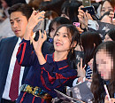 [BZ포토] 김민희, 허리까지 뒤로 젖혀가며 폭풍 셀카 팬서비스