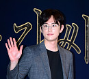 [BZ포토] 권율, 젠틀한 손인사